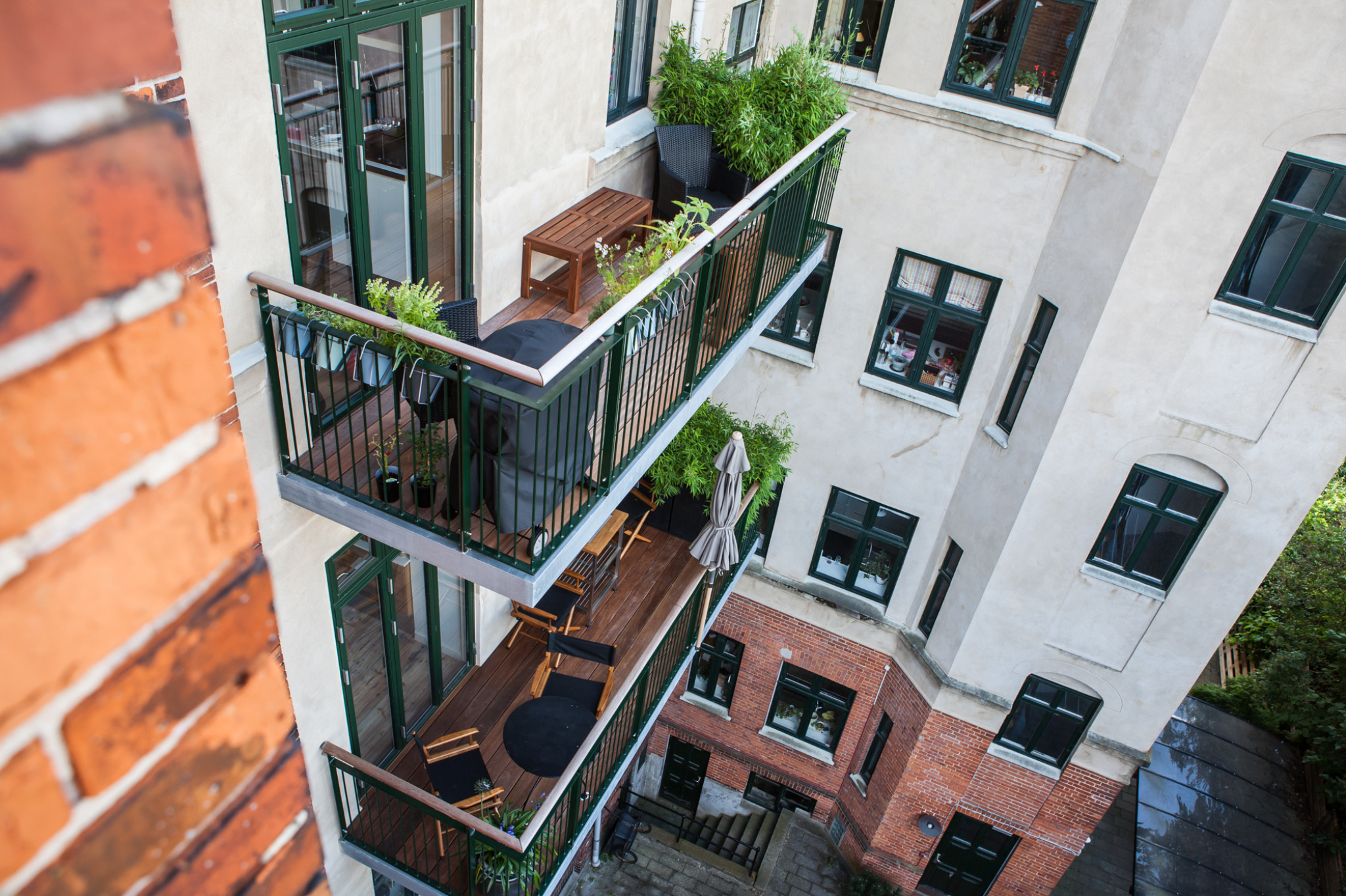 Detalje af altan og grønne vinduer