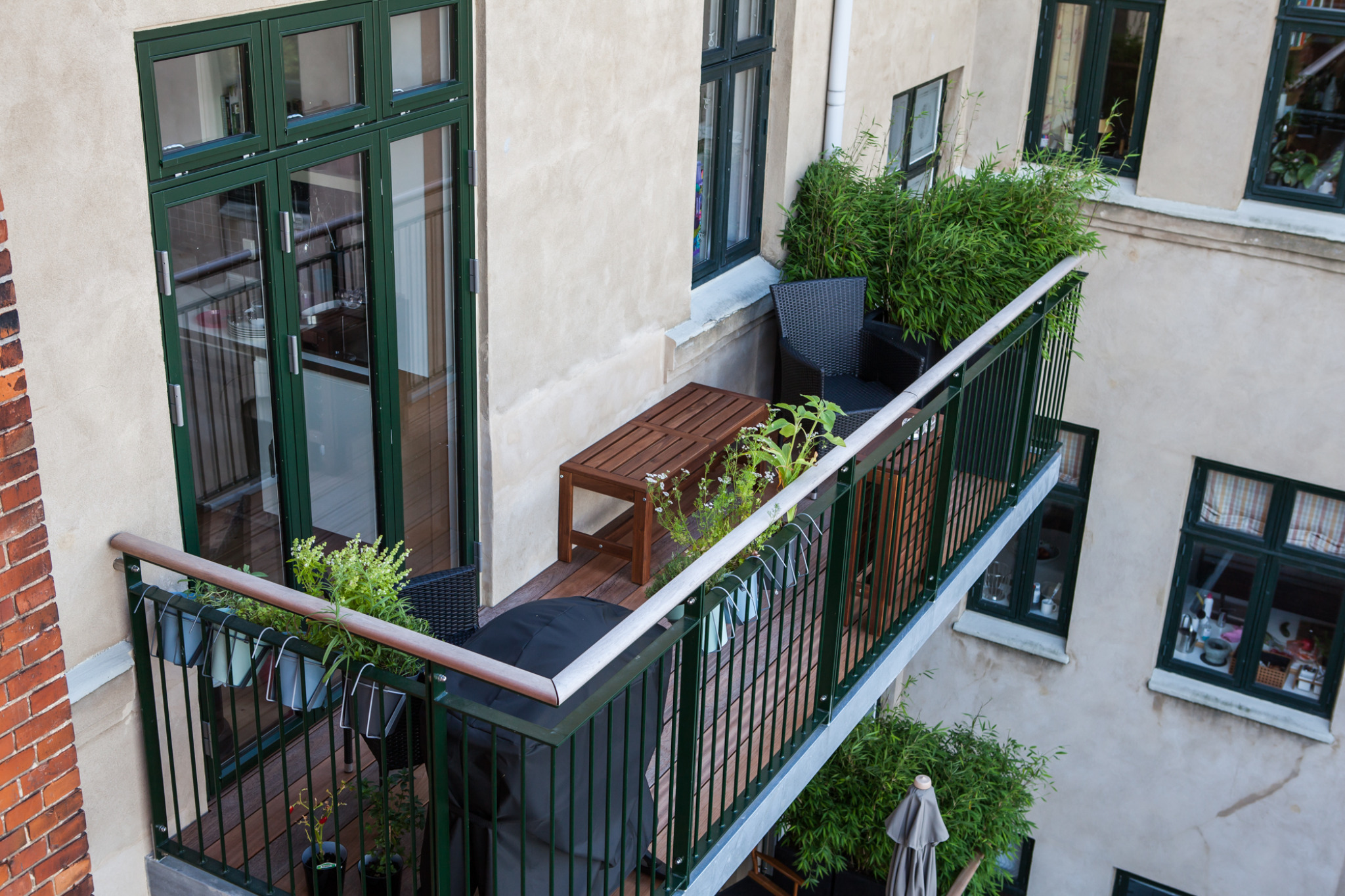 Altan med træterrasse og grønt værn