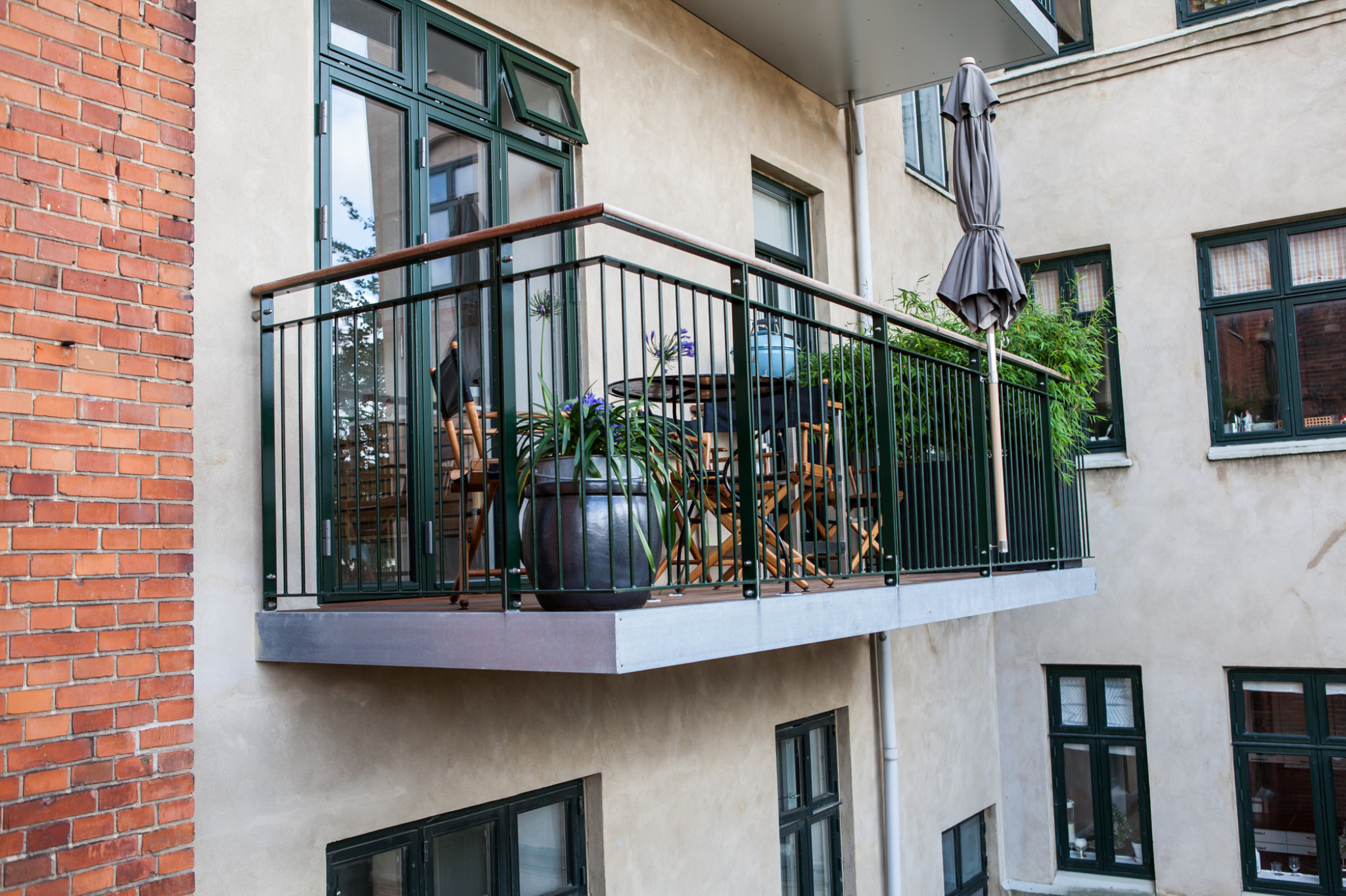 Altan med stålgelænder og træhåndliste